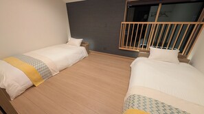 Luxe suite, uitzicht op de binnenplaats | Verduisterende gordijnen, een strijkplank/strijkijzer, gratis wifi