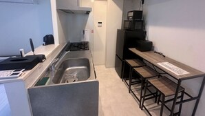 Refrigerador con freezer, microondas, placa de cocina
