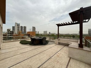 Superior suite, balkon, uitzicht op stad | Buiten dineren