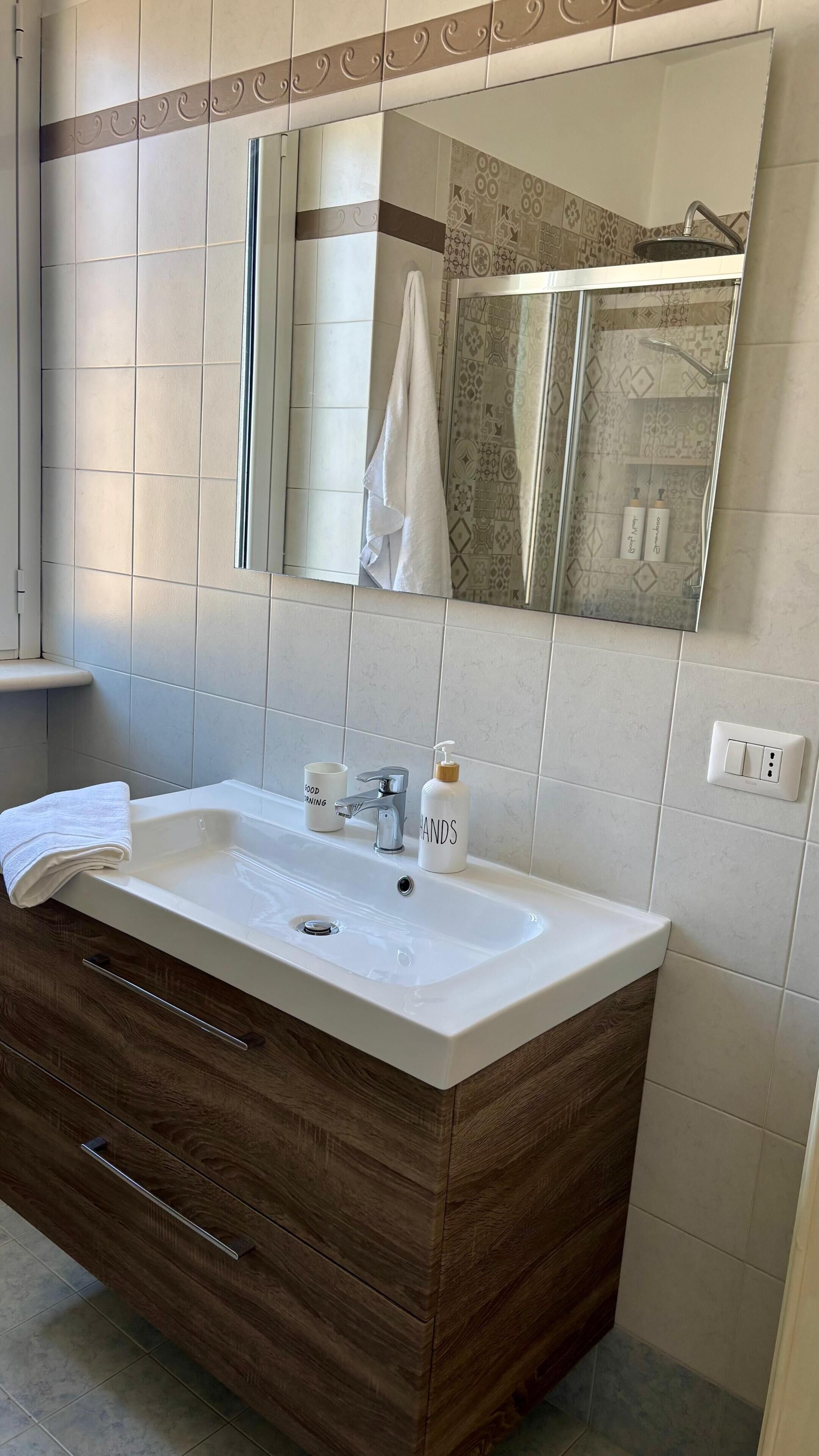 Sèche-cheveux, bidet, serviettes fournies, savon