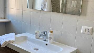 Sèche-cheveux, bidet, serviettes fournies, savon