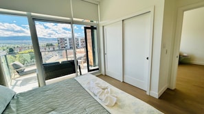 Room - Luxury Lakeside Getaway. CABAN condo at Gyro Beach Park. 2 Bed (King Bed)/2 Bath (Kelowna)