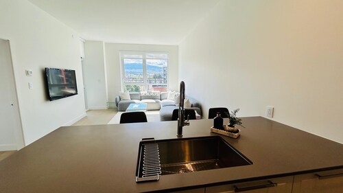 Luxury Lakeside Getaway. CABAN condo at Gyro Beach Park. 2 Bed (King Bed)/2 Bath