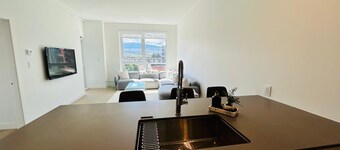 Luxury Lakeside Getaway. CABAN condo at Gyro Beach Park. 2 Bed (King Bed)/2 Bath