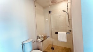 Bathroom - Luxury Lakeside Getaway. CABAN condo at Gyro Beach Park. 2 Bed (King Bed)/2 Bath (Kelowna)