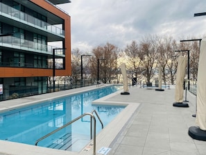 Pool - Luxury Lakeside Getaway. CABAN condo at Gyro Beach Park. 2 Bed (King Bed)/2 Bath (Kelowna)