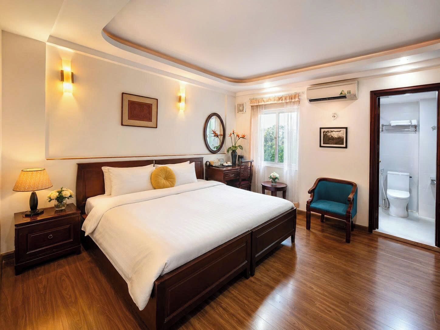 Executive Suite, City View | In-room safe, desk, soundproofing, iron/ironing board