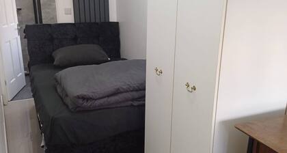Ensuite Sin Room near CBS Arena and M6 in CV6 4DF