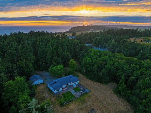 5-Acre Estate • Private Trail Access + Hot Tub + Firepit  | Edgefield Farmhouse