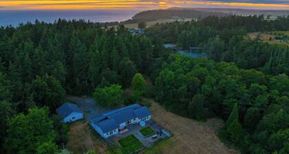 5-Acre Estate • Private Trail Access + Hot Tub + Firepit | Edgefield Farmhouse