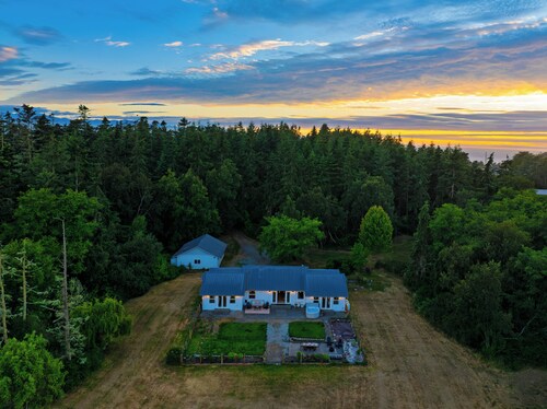 5-Acre Estate • Private Trail Access + Hot Tub + Firepit  | Edgefield Farmhouse