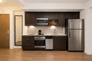 Private kitchen - Comfortable 1BR Downtown Retreat Near Top Toronto Sights (Toronto)