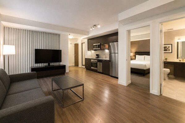 Living area - Comfortable 1BR Downtown Retreat Near Top Toronto Sights (Toronto)