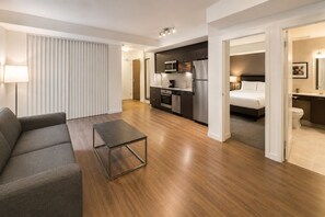 Living area - Comfortable 1BR Downtown Retreat Near Top Toronto Sights (Toronto)