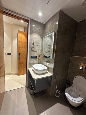 Deluxe tweepersoonskamer | Badkamer | Een douche, gratis toiletartikelen, handdoeken, toiletpapier