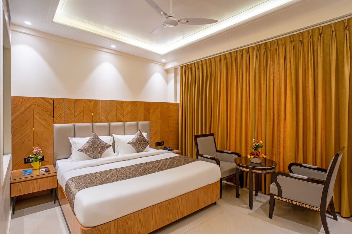 Premium Room | Desk, bed sheets
