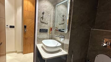 Shower, perlengkapan mandi gratis, handuk, dan tisu toilet