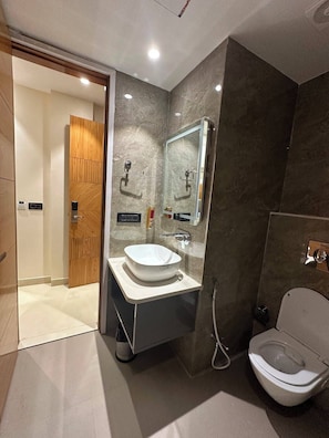 Shower, free toiletries, towels, toilet paper