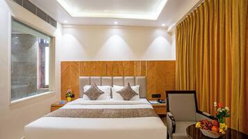 Executive Room | Desk, bed sheets