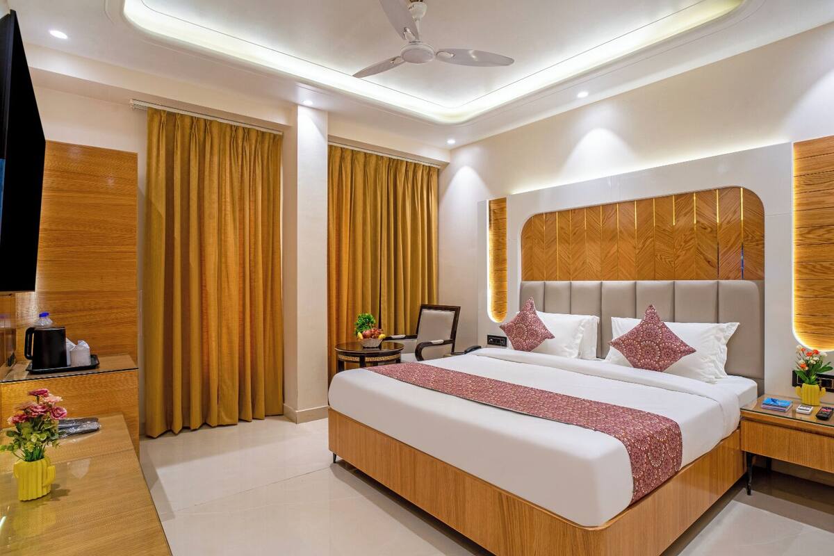 Executive Room | Desk, bed sheets