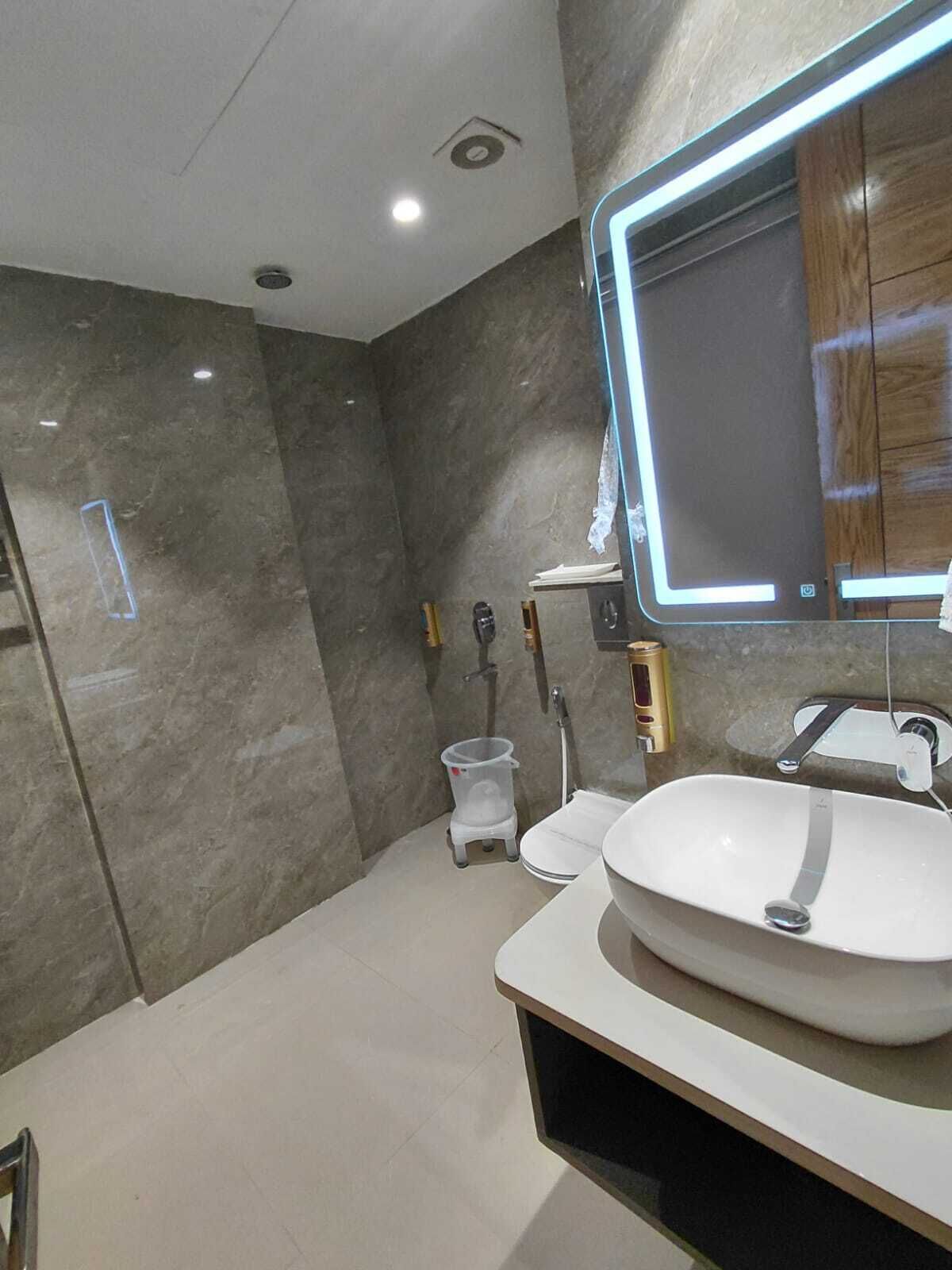 Habitación familiar | Baño | Regadera, amenidades de baño gratuitas, toallas, papel de baño 