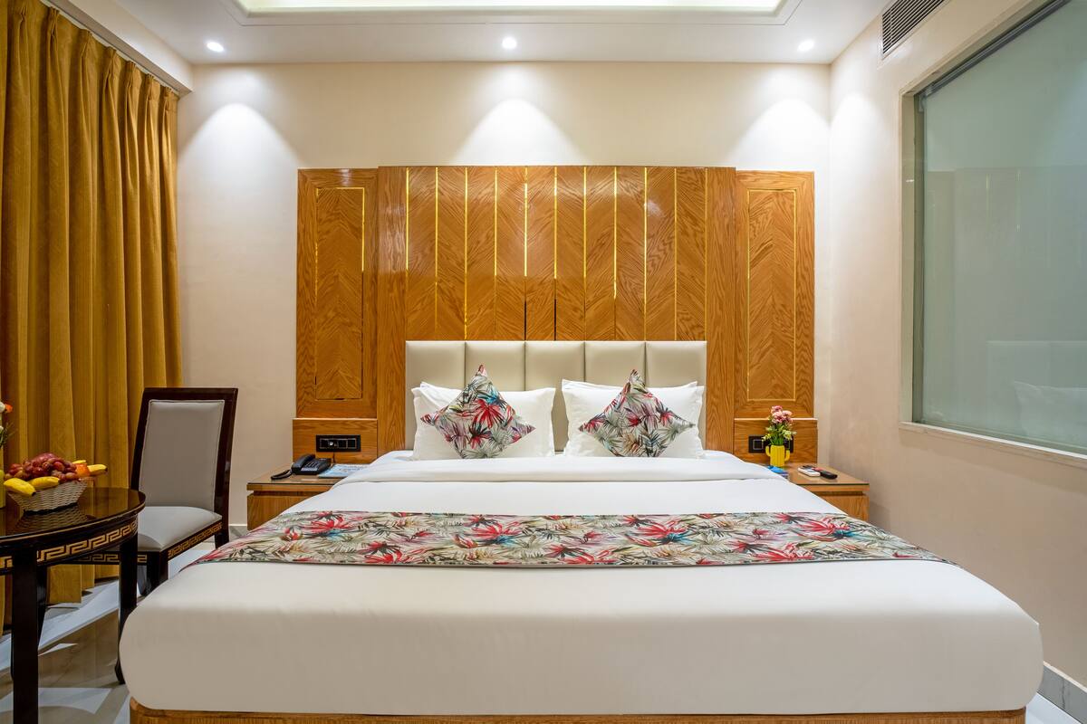 Deluxe Room | Desk, bed sheets