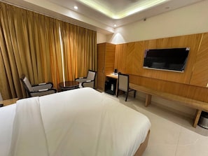 Executive Room | Desk, bed sheets