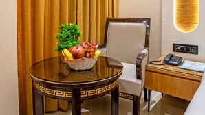 Premium kamer | Een bureau, beddengoed