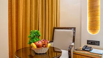 Premium Room | Desk, bed sheets