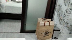 Room - Modern Condotel Near Clark Airport -5 mins to SM Clark and Walking street (Angeles)