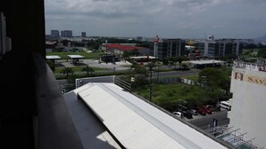 Property grounds - Modern Condotel Near Clark Airport -5 mins to SM Clark and Walking street (Angeles)