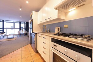 Private kitchen - Central 1BR Retreat Sky Tower View & Free Parking (Auckland City)