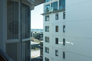 Ein mehrgeschossiges Gebäude mit großen Fenstern und Blick auf die Umgebung.
