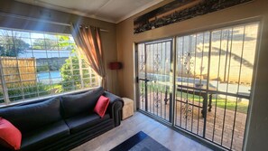 Living area - Charming 1-Bedroom House Rental with Pool in Johannesburg (Johannesburg)