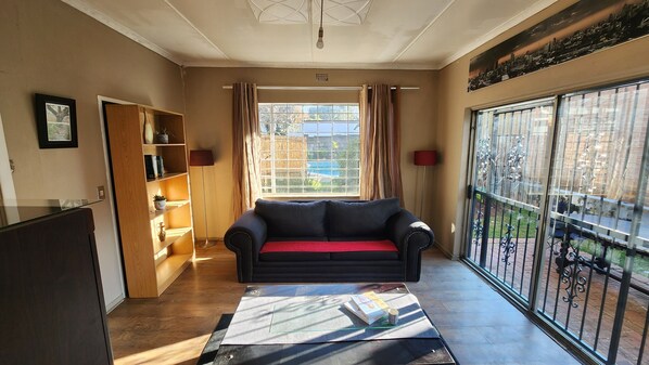 Living area - Charming 1-Bedroom House Rental with Pool in Johannesburg (Johannesburg)