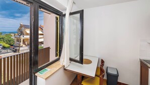 A balcony with a view of buildings and a clear sky. - Charming Studio in Malinska close to the beach (Malinska-Dubašnica)