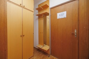 Une armoire en bois avec un miroir et une porte dotée d’une serrure.