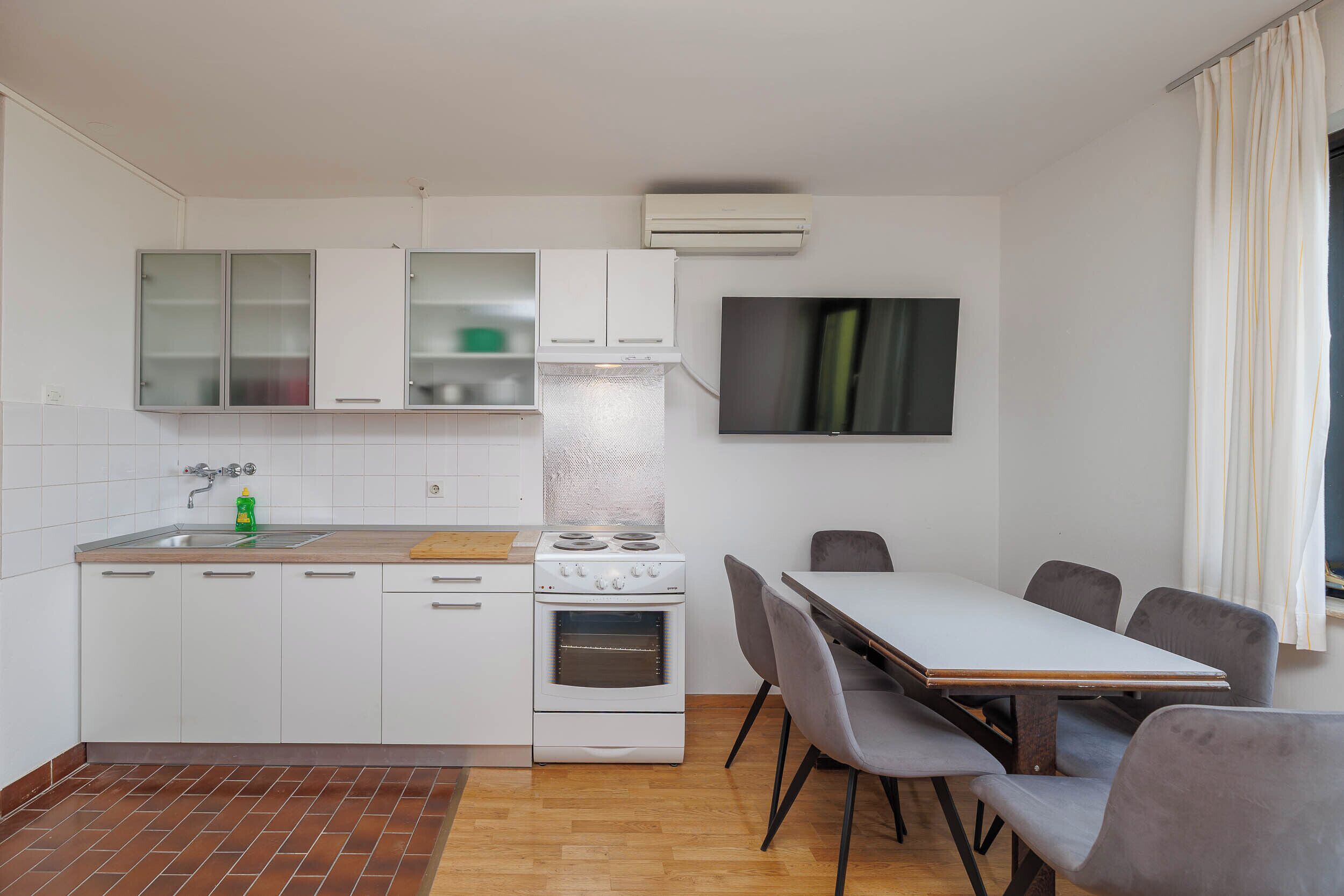 Fridge, stovetop, dishwasher, toaster