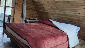 A room with a bed, a small table, and a window. - cabaña con baño interno, en el balcón jacuzzi (Quebradanegra)
