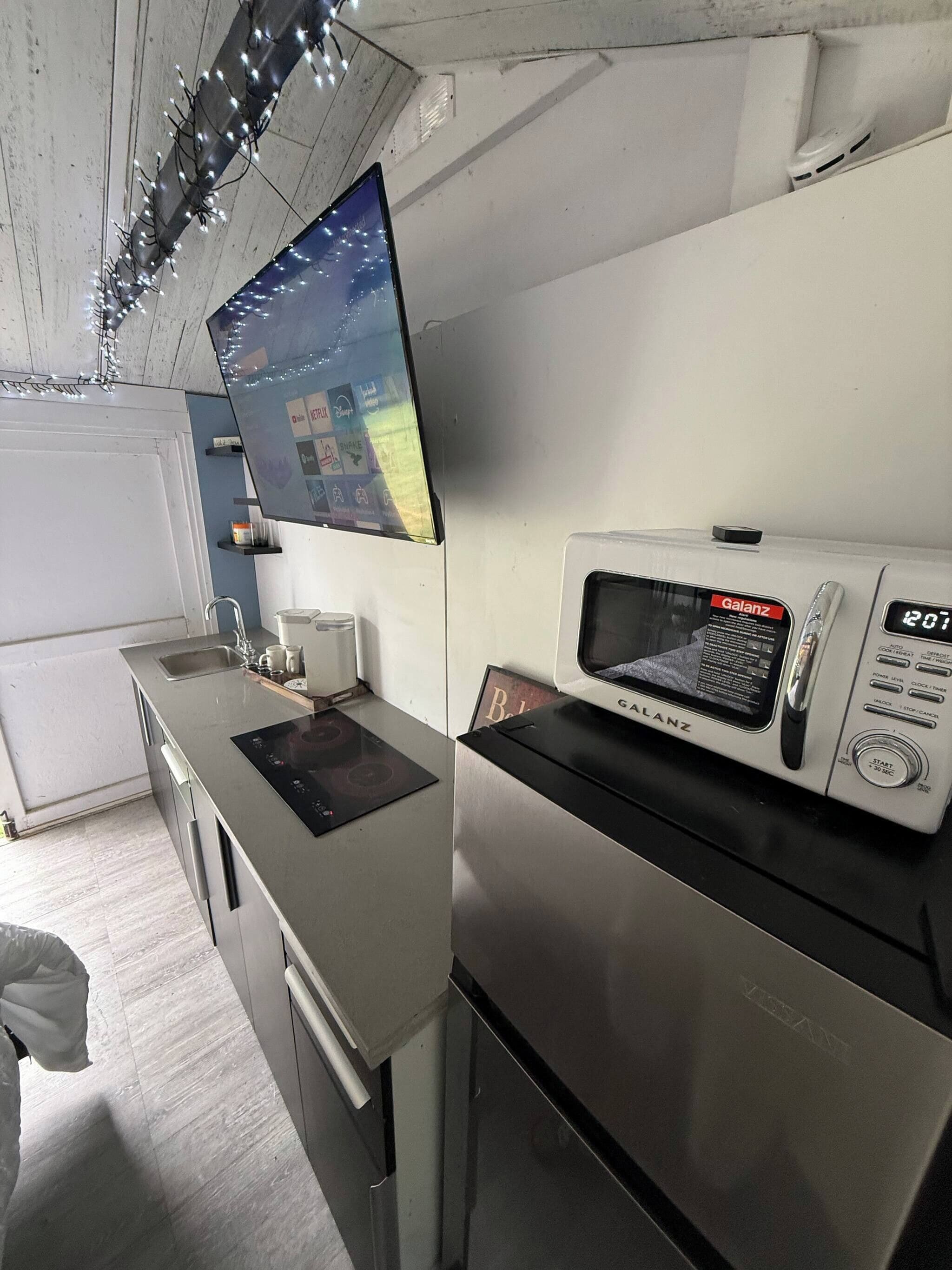 Coffee/tea maker, fridge, microwave, stovetop
