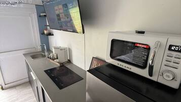 Coffee/tea maker, fridge, microwave, stovetop