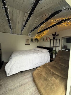 Room - Romantic Cabin Escape in Dawn Euphemia Sunsets & S'mores (Dawn-Euphemia)