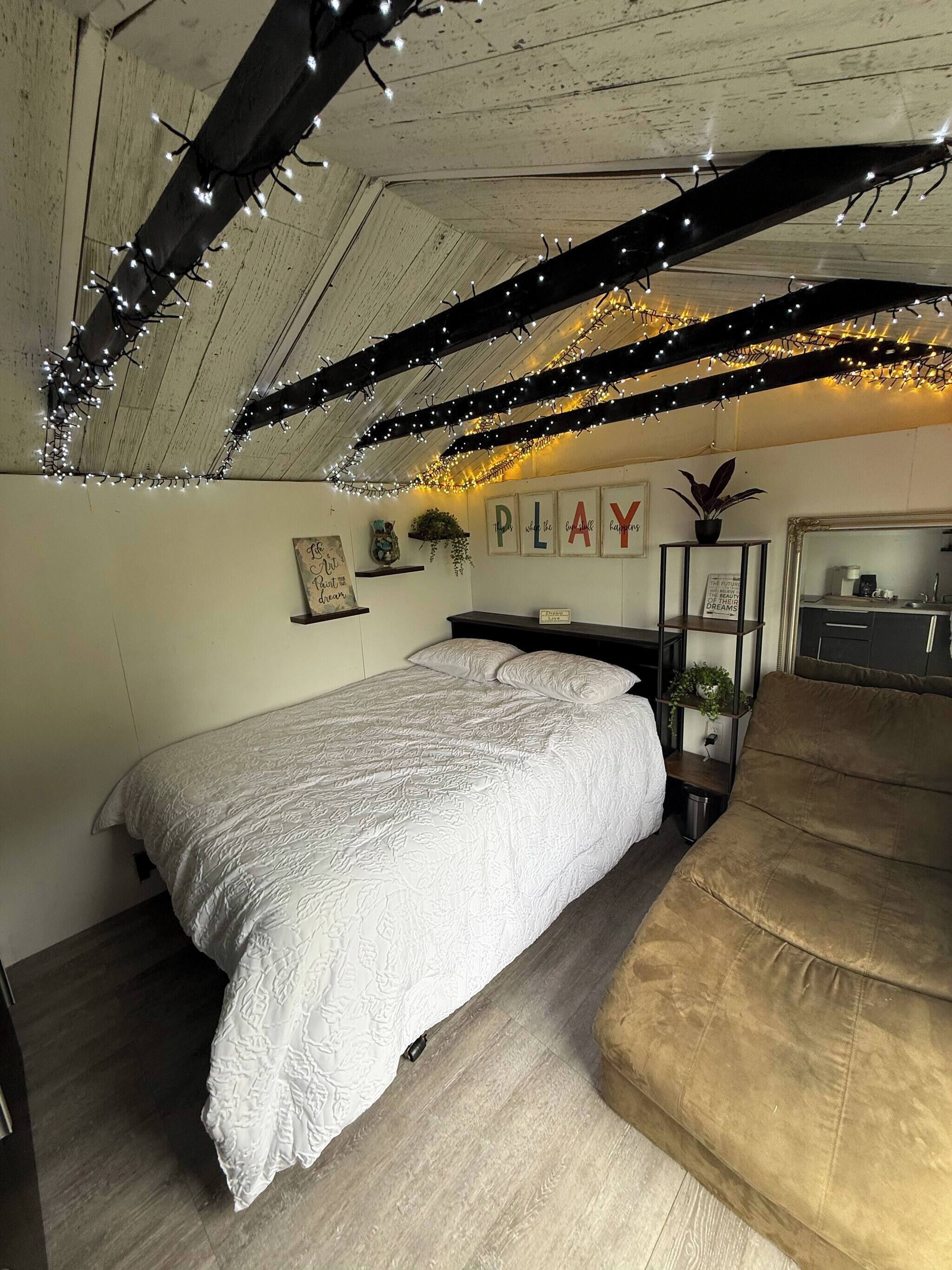 1 bedroom, bed sheets