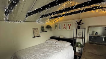 1 bedroom, bed sheets