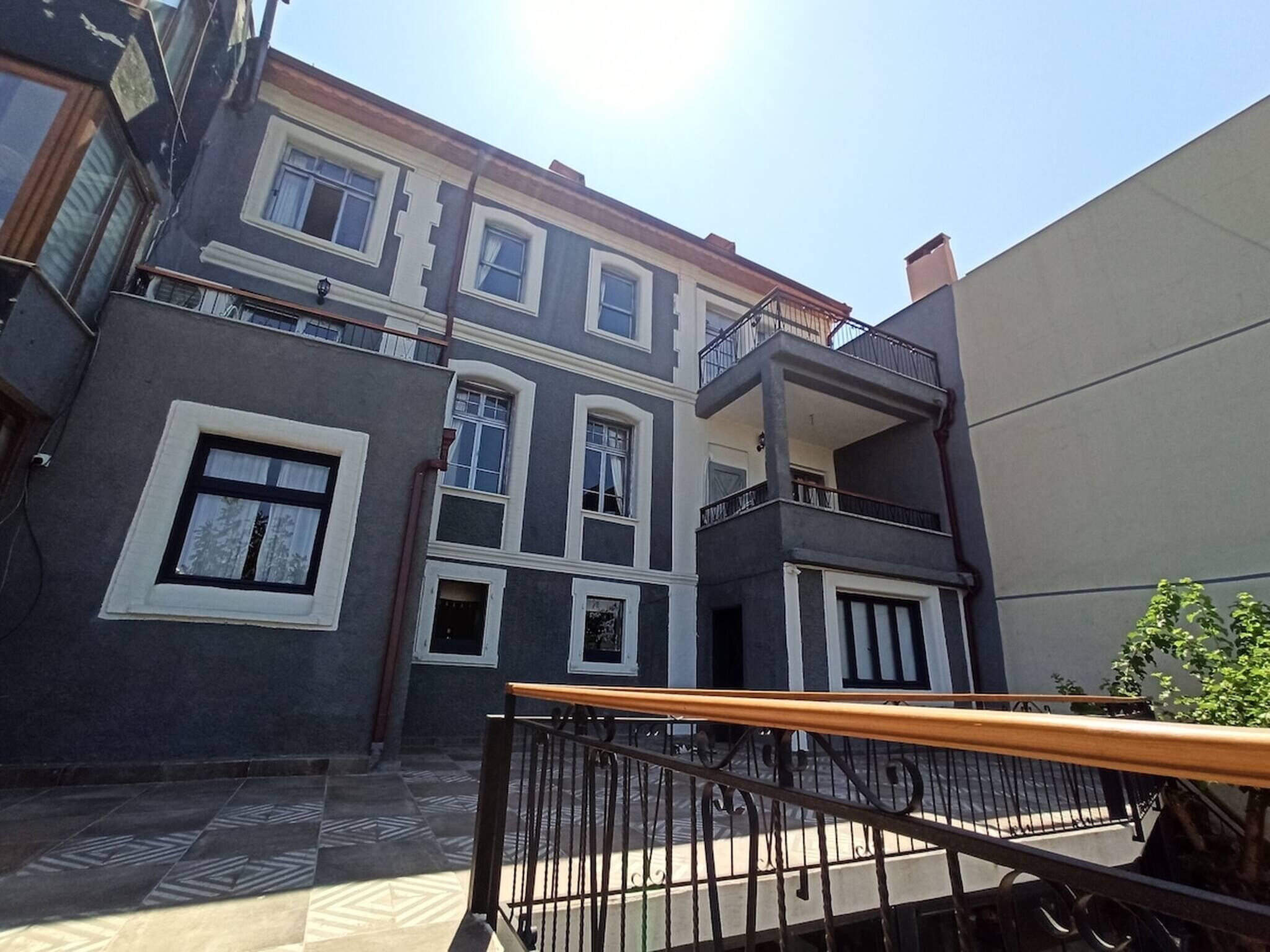 Un immeuble à plusieurs étages doté d’un balcon au dernier étage.