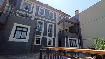 Un immeuble à plusieurs étages doté d’un balcon au dernier étage.