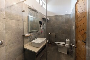 Cottage Deluxe | Salle de bain | Douche, chaussons, serviettes fournies, savon