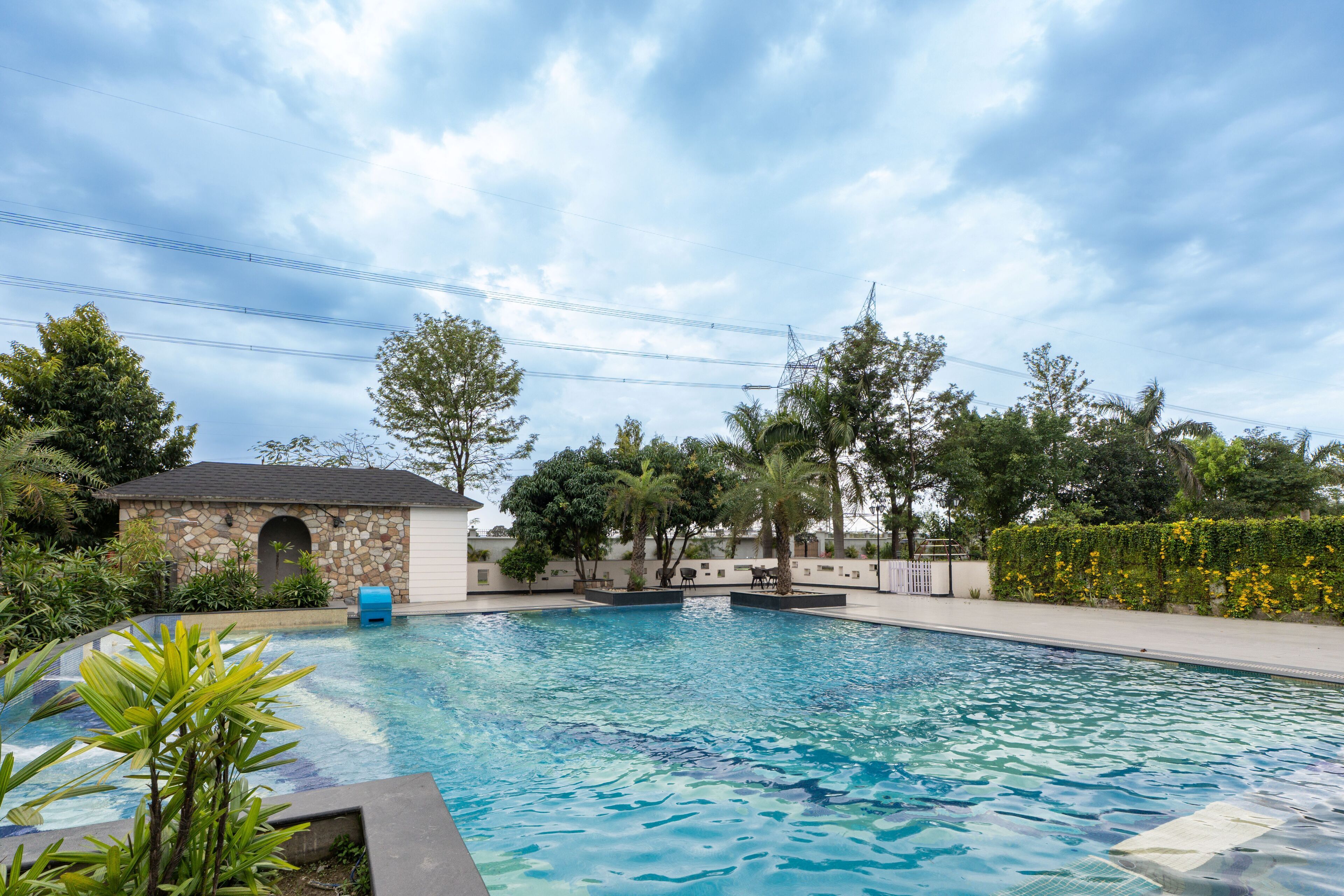Una piscina al aire libre