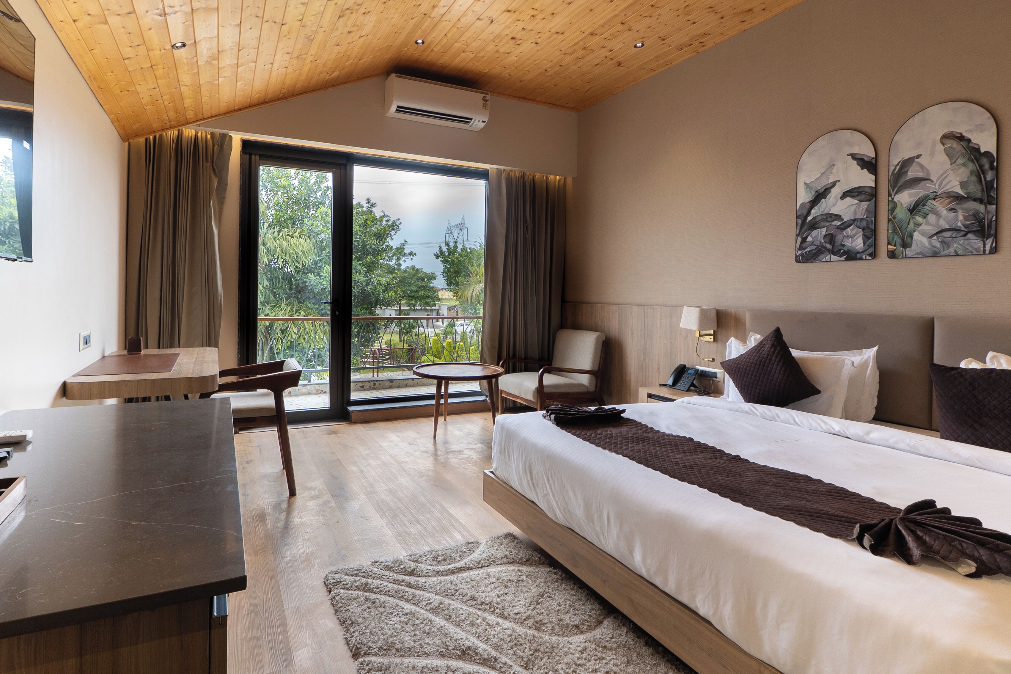 Premium Cottage | In-room safe, desk, laptop workspace, blackout drapes