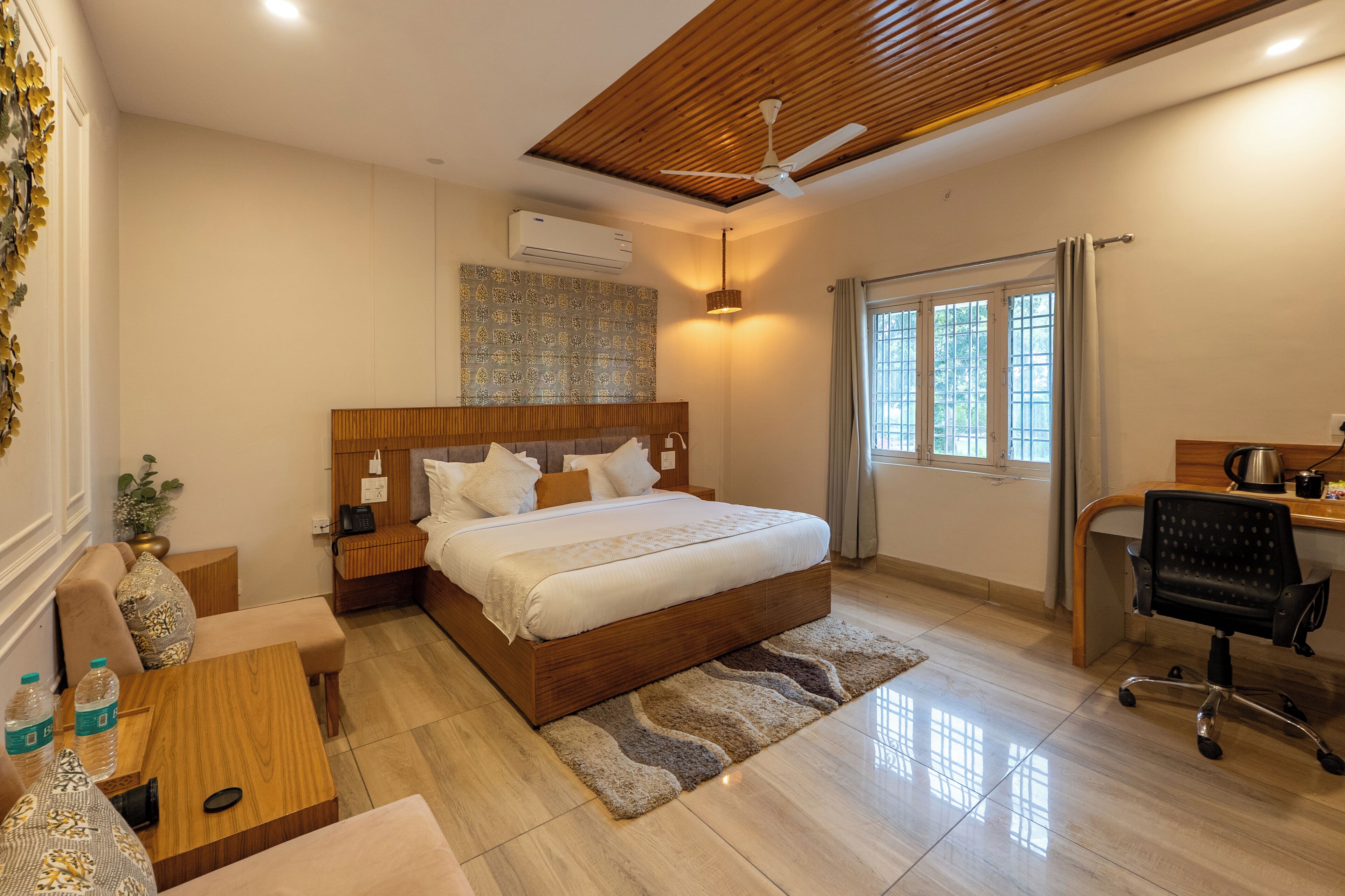 Deluxe Cottage | In-room safe, desk, laptop workspace, blackout drapes